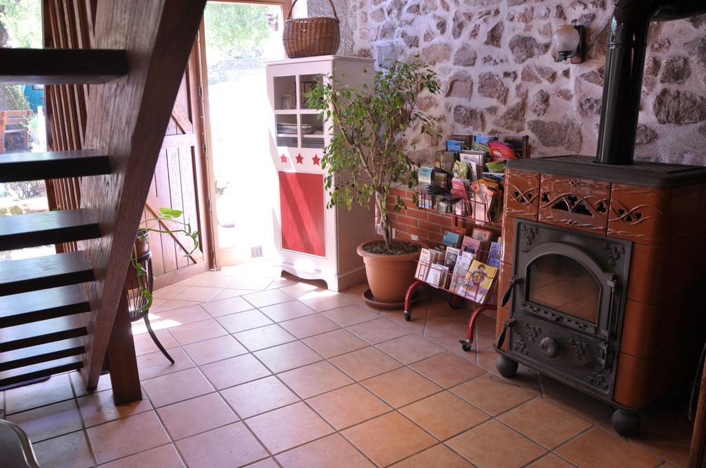 La Ferme Aux Abeilles Hotel Ambierle Ngoại thất bức ảnh