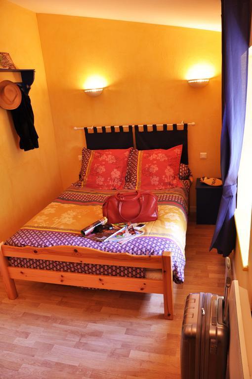 La Ferme Aux Abeilles Hotel Ambierle Phòng bức ảnh
