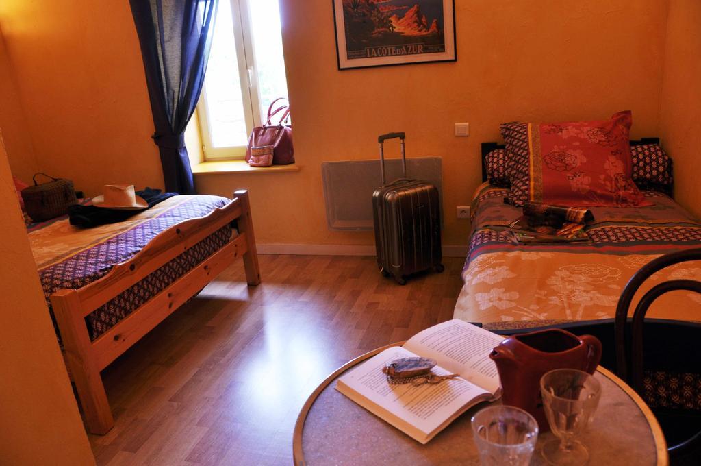 La Ferme Aux Abeilles Hotel Ambierle Phòng bức ảnh