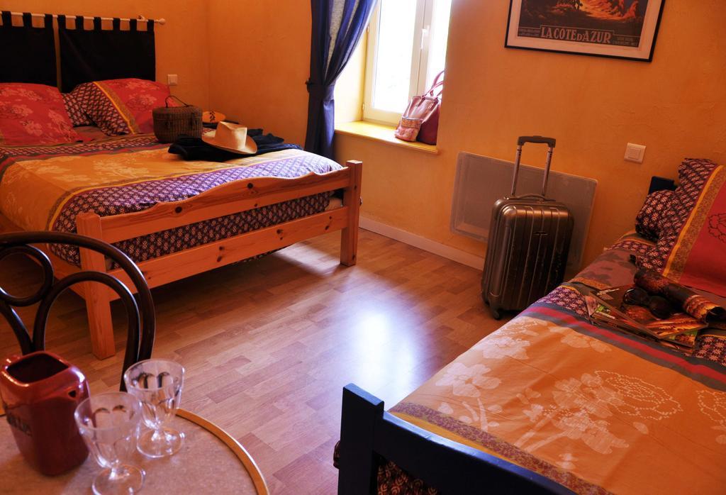 La Ferme Aux Abeilles Hotel Ambierle Phòng bức ảnh